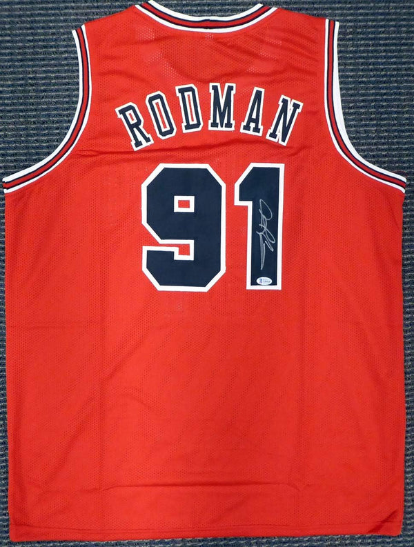 Dennis RODMAN Chicago Bulls Signed & UNFRAMED Basketball Jersey (Beckett)